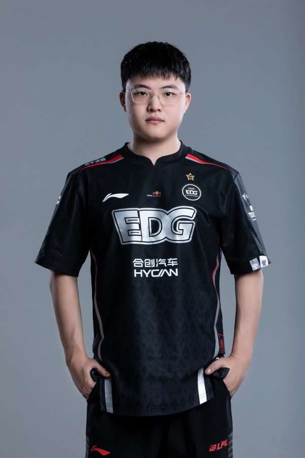 Uzi重返赛场，领先优势明显首场状态出色，G2观众沸腾！